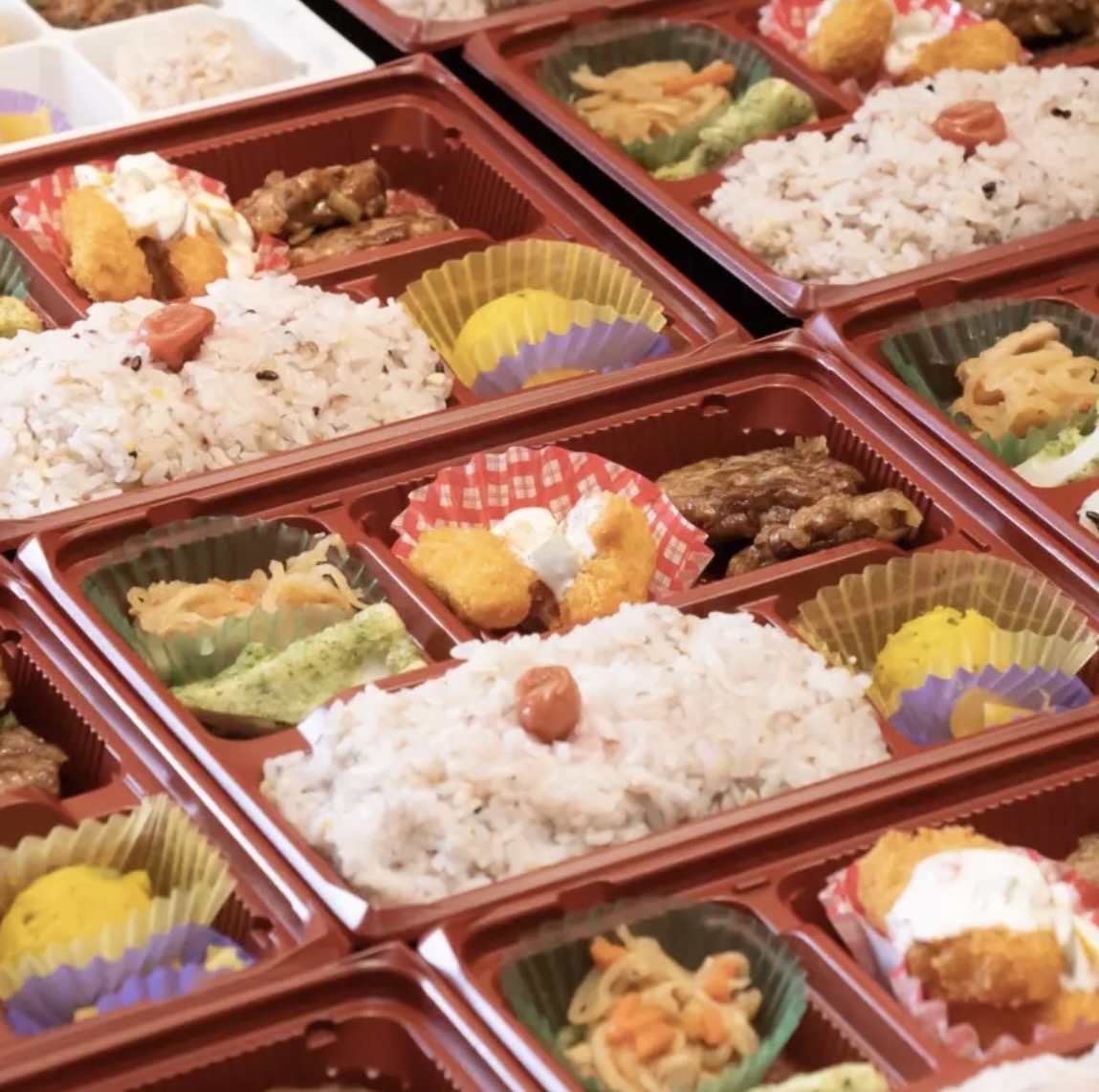 彩り豊かなおかずを盛り付けたボヌールのお弁当